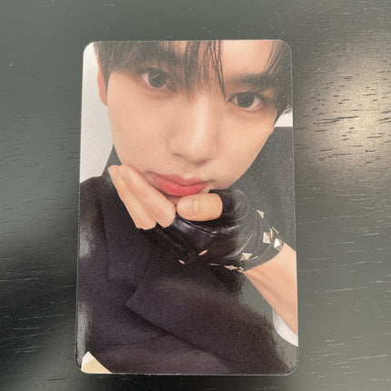 ZEROBASEONE 2026 Season's Greetings Apple Music POB Photocard, ZB1 Season's Greetings 2026 POB, ZB1 (0_1) World photocard, ZEROBASEONE SG 2026 photocard, Apple Music pre-order benefit, ZB1 Season's Greetings POB, ZEROBASEONE 2026 calendar photocard, Parallel World POB, ZB1 agent concept, ZEROBASEONE 2026 Season's Greetings Apple Music POB photocard official (0_1) World pre-order benefit featuring all 9 members Sung Hanbin Kim Jiwoong Zhang Hao Seok Matthew Kim Taerae Ricky Kim Gyuvin Park Gunwook Han Yujin