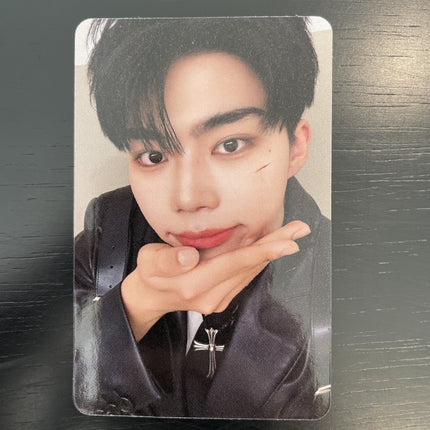 ZEROBASEONE 2026 Season's Greetings Apple Music POB Photocard, ZB1 Season's Greetings 2026 POB, ZB1 (0_1) World photocard, ZEROBASEONE SG 2026 photocard, Apple Music pre-order benefit, ZB1 Season's Greetings POB, ZEROBASEONE 2026 calendar photocard, Parallel World POB, ZB1 agent concept, ZEROBASEONE 2026 Season's Greetings Apple Music POB photocard official (0_1) World pre-order benefit featuring all 9 members Sung Hanbin Kim Jiwoong Zhang Hao Seok Matthew Kim Taerae Ricky Kim Gyuvin Park Gunwook Han Yujin